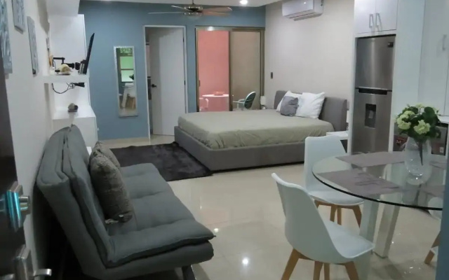 Palmarena Rooms and Residences - Long Stay Comfort with Parking, Sauna, Gym and Pool (Steps from 5th Avenue)