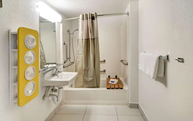 Motel 6 Dallas, TX - Forest Lane