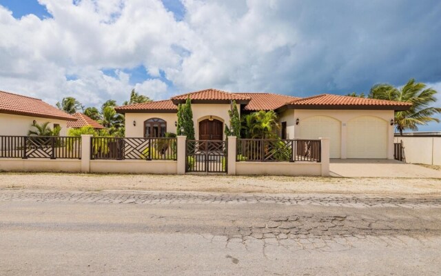 4BR Villa Short Walk to Beach in Amazing Location