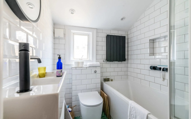 Ealing's Cozy Garden Retreat
