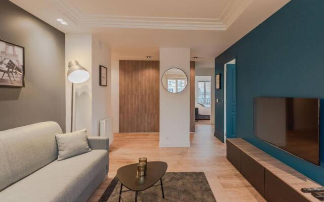 Arty Paris apartment Disneyland