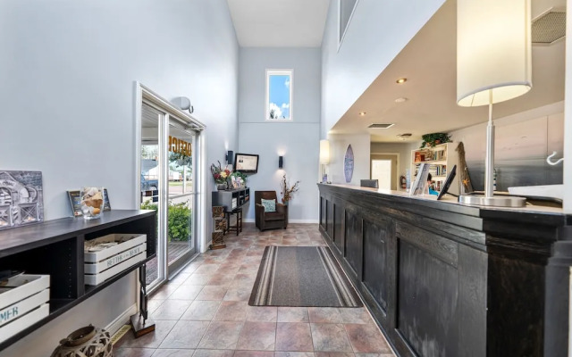 Auberge Shores Inn & Hotel
