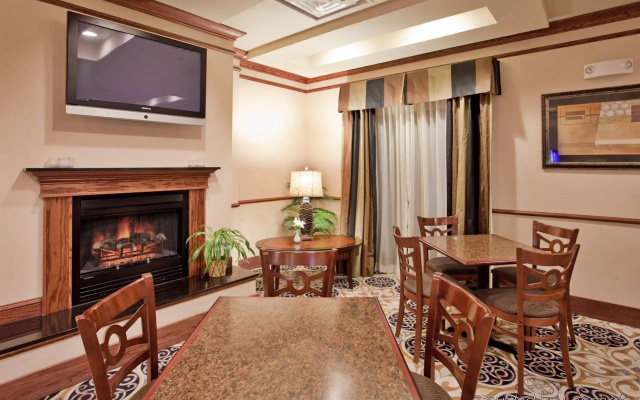 Holiday Inn Express & Suites McPherson by IHG
