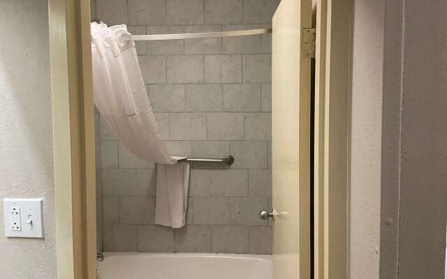 Days Inn by Wyndham Ozark