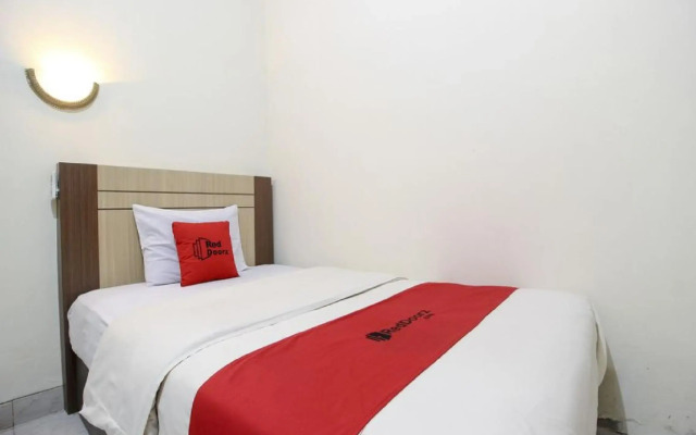 RedDoorz Plus near Stadion Mandala Krida