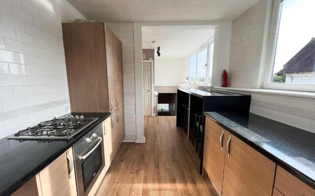 A Spacious Flat with Character - Private Car Space