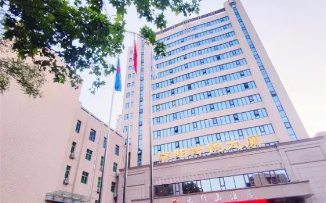 Zhengzhou Xinyang Lingrui Building Hotel (Provincial People's Hospital Metro Station)