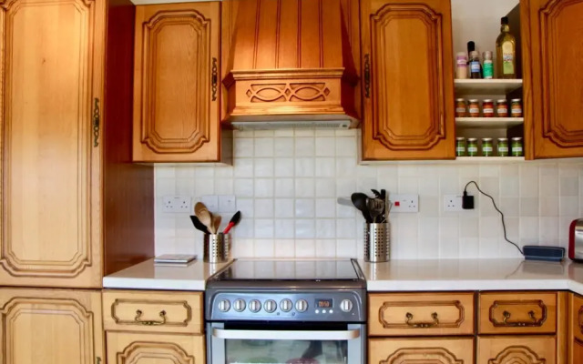Homely 3 Bedroom Flat With Castle Views