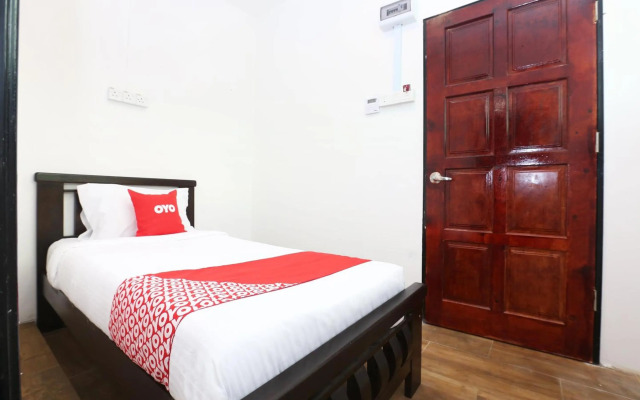 Super OYO 89678 Ady Hotel
