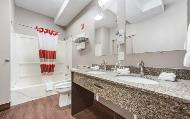 Red Roof Inn & Suites Omaha - Council Bluffs