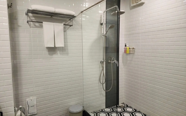 J Place Hotel