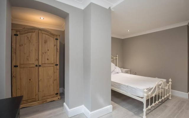 Charming 2-bedroom Apartment in Central Kingston Upon Thames