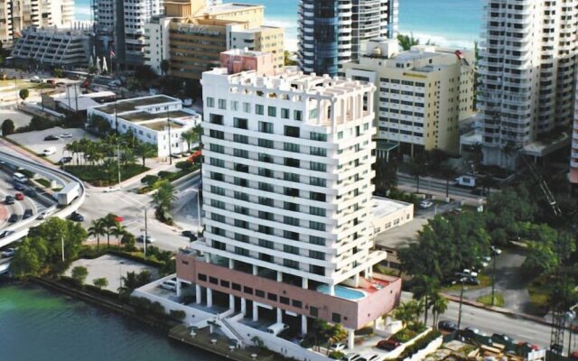 Kitchenette & Valet Parking With a Balcony in Miami Beach