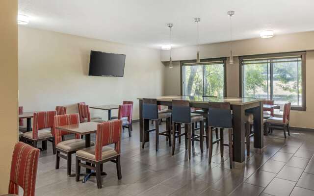 Comfort Suites Near Vancouver Mall