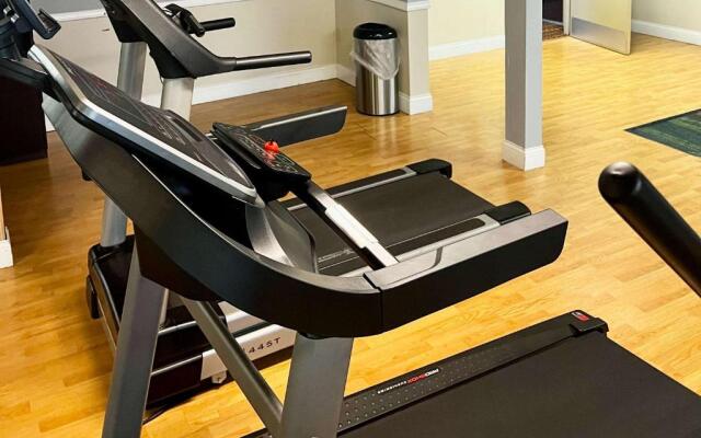 Days Inn & Suites by Wyndham Norton Shores/Muskegon