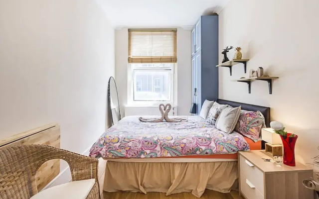 Private Homely Bedroom in Kensington R2