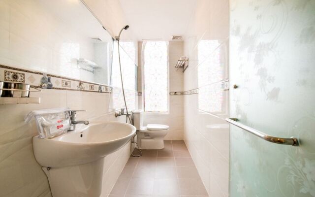 OYO 471 White 1 Hotel