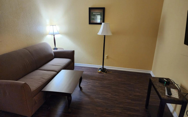 Econo Lodge & Suites