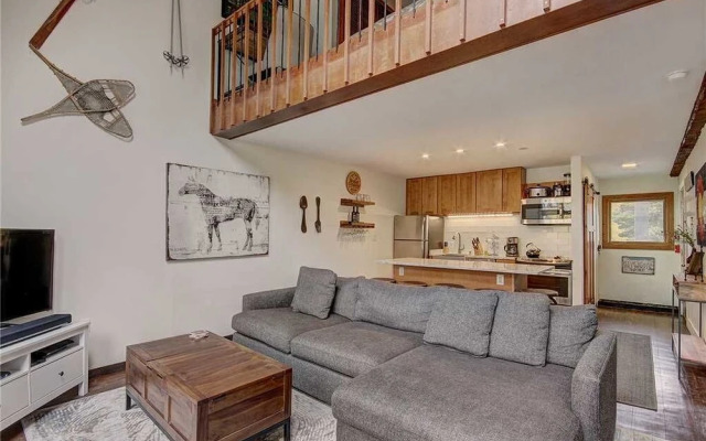 Invitingly Furnished 1 Bedroom - Miner's Candle 4