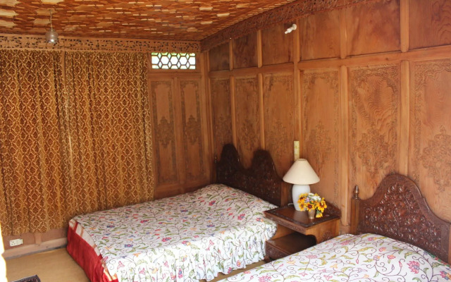 Wangnoo Houseboats