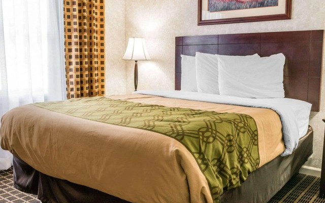 Econo Lodge & Suites