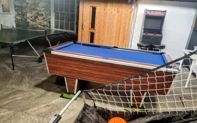 Brackendale Luxury Townhouse, hot Tub,sauna, Games