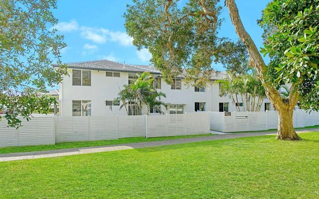 Sandy Feet 3-1 Main Street