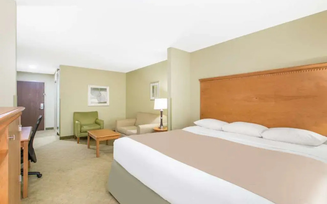 Super 8 Savannah