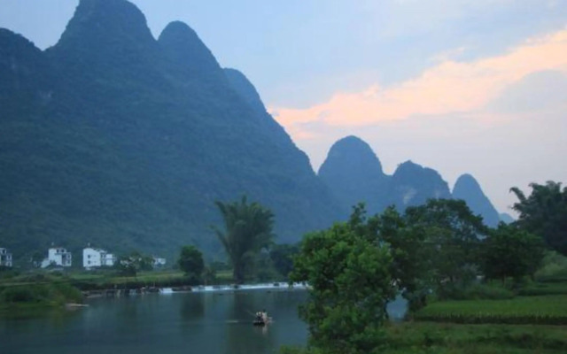 Fengguan Mountain Meilu Village Inn (Yangshuo Yulong River Scenic Area)