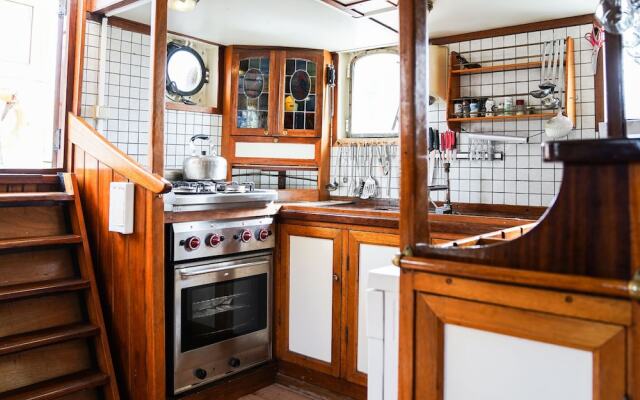 Lovely Boat in Rotterdam With Private Terrace