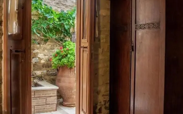 Smaragda Art Country House