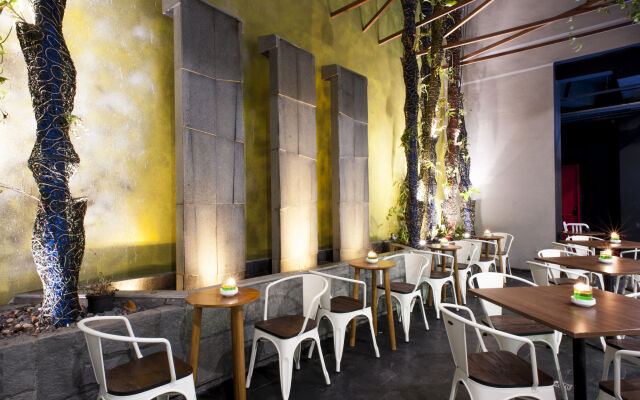 MaxOneHotels at Dharmahusada - Surabaya