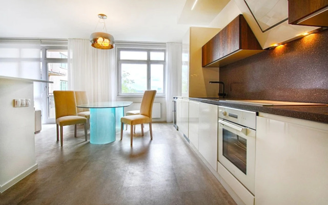 Luxurious apart.with swimming pool