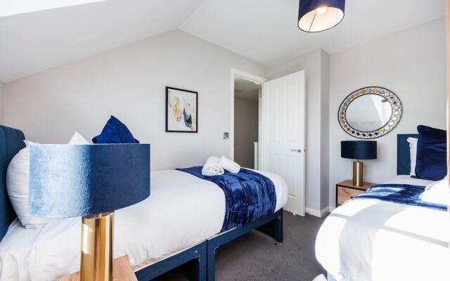 Large 4 Bed Townhouse in Uxbridge Sleeps 9