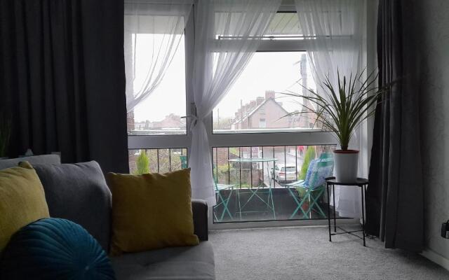 Whole Apartment With Balcony, Breakfast & Parking