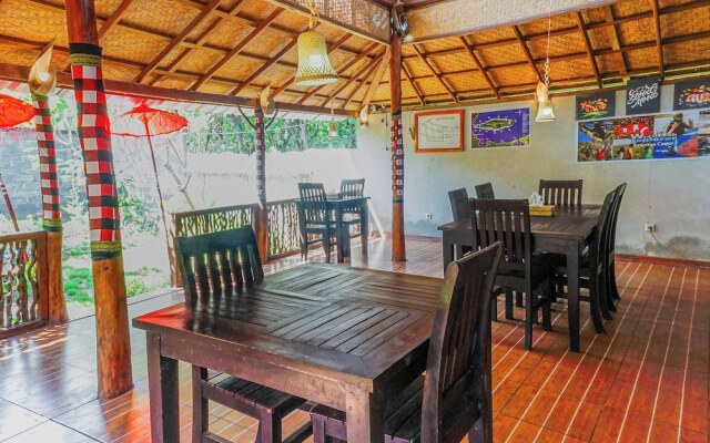 Made Taro Menjangan Homestay