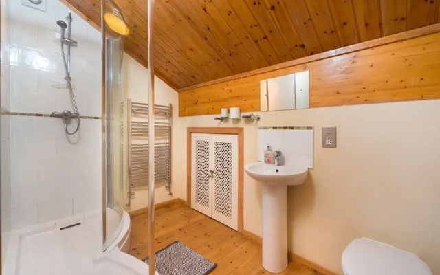 Lodge in Caldecott Hall With Private Hot Tub