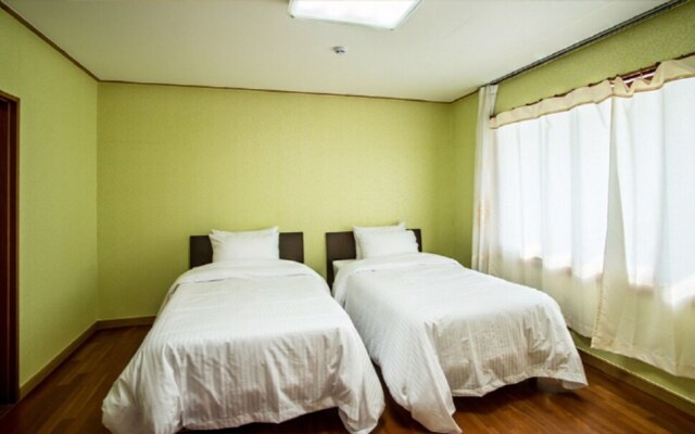 Witch's  broomstick Pension