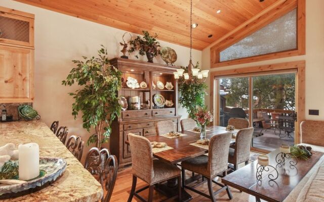 Wulf's Lodge at Olympic Valley Unwind in Hot Tub!