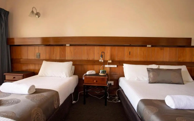 Hi Way Eight Motor Inn