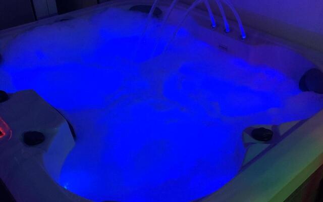 Family Holiday Home With Hot Tub Sleeps 8