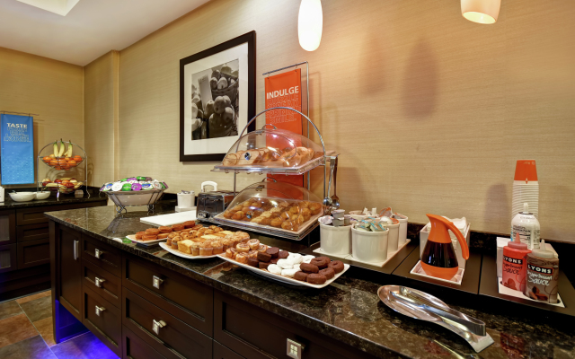 Hampton Inn & Suites Detroit-Canton