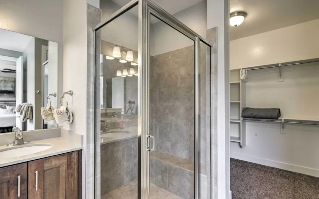 Luxury Downtown Moab Townhome w/ Pool Access!