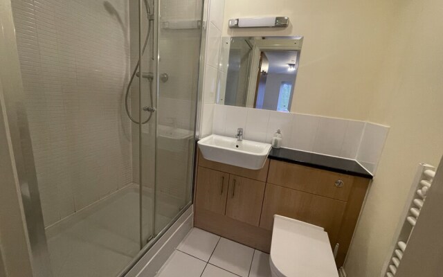 Continental Apartments -2-bed Farnborough Train St