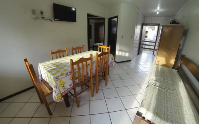 Ap 7 pessoas-1 quadra do mar, na avenida de Bombas