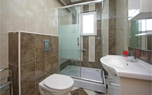 Two-Bedroom Apartment Makarska with Sea View 06