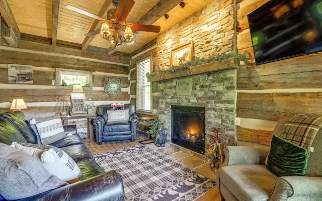 Hot Tub + Pool Table: 3-story Gatlinburg Cabin!