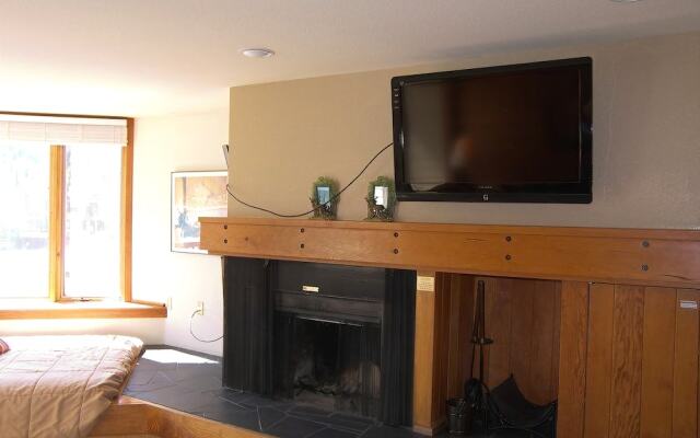 Lakeshore 1 Ba Studio condo by RedAwning