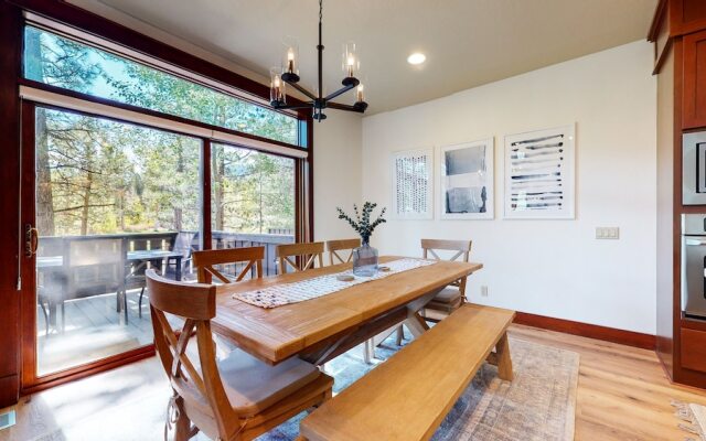 Timbers 15 Private Hot Tub, 2 Car Garage, Washer Dryer, Large Townhouse by RedAwning