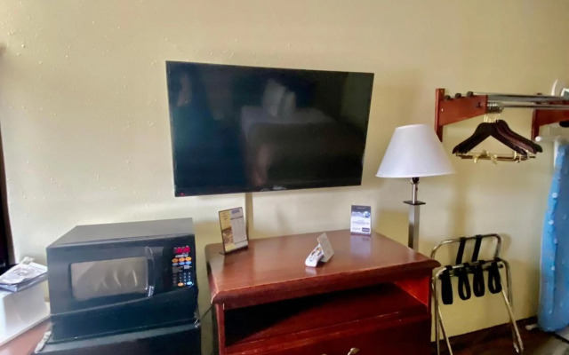 Travelodge by Wyndham La Porte/Michigan City Area